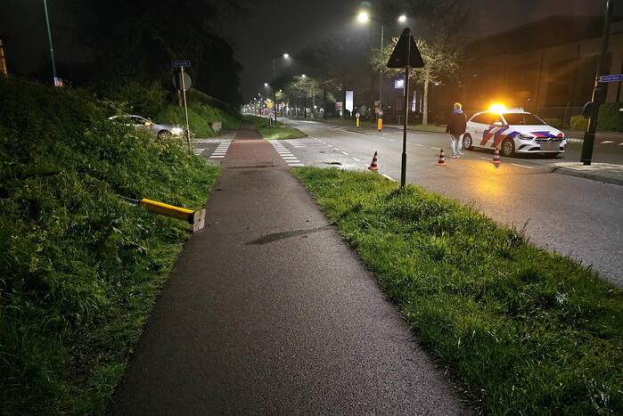 Automobilist botst op lantaarnpaal