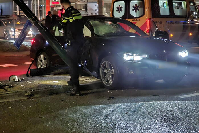 Automobilist botst op lantaarnpaal