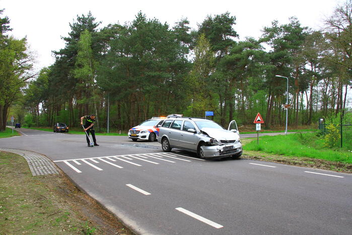 Flinke schade en twee gewonden na ongeval op kruising
