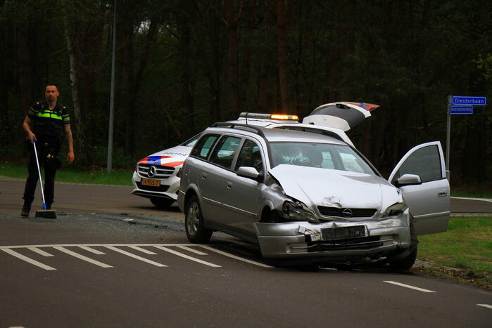Flinke schade en twee gewonden na ongeval op kruising