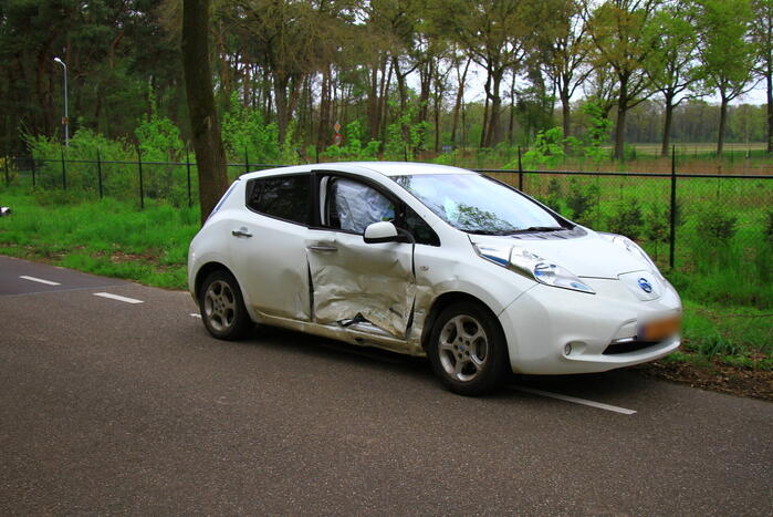 Flinke schade en twee gewonden na ongeval op kruising