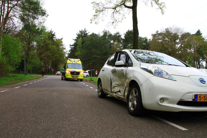 Flinke schade en twee gewonden na ongeval op kruising