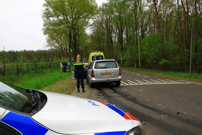 Flinke schade en twee gewonden na ongeval op kruising