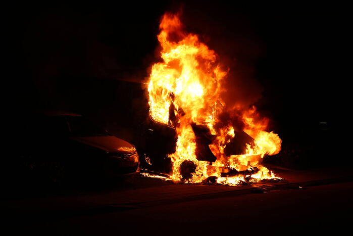 Bestelbus verwoest door brand