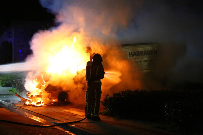 Bestelbus verwoest door brand