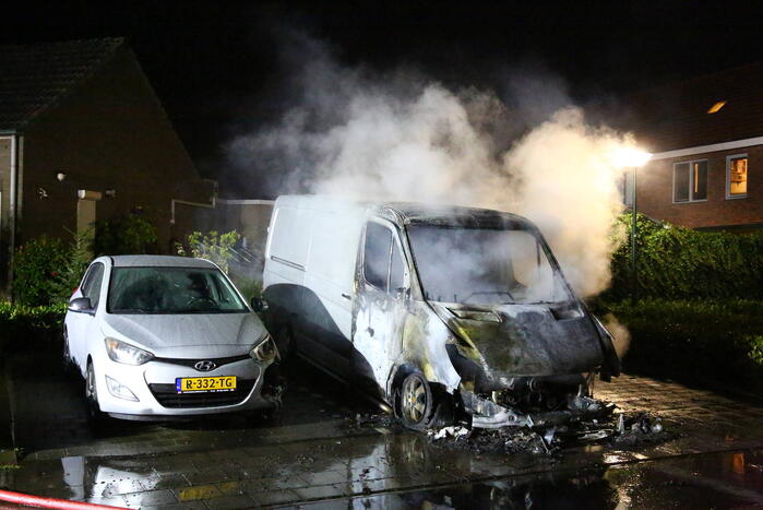 Bestelbus verwoest door brand