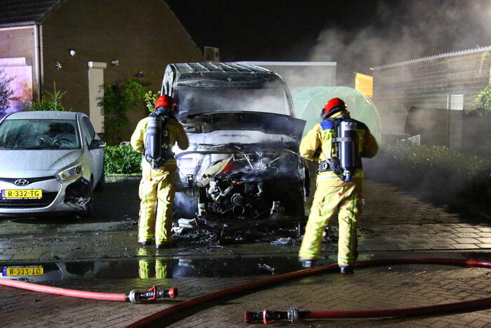 Bestelbus verwoest door brand