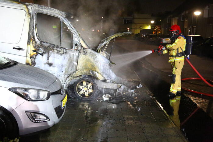 Bestelbus verwoest door brand