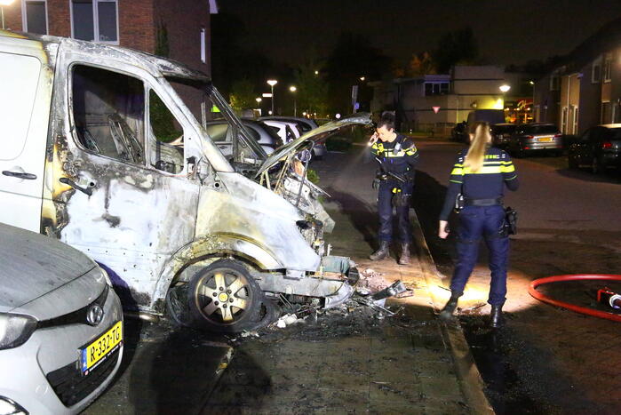 Bestelbus verwoest door brand