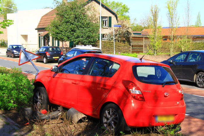 Automobilist ramt boom en verkeersbord