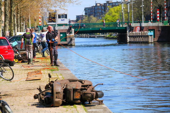 Tientallen magneetvissers halen oud ijzer op voor voedselbank