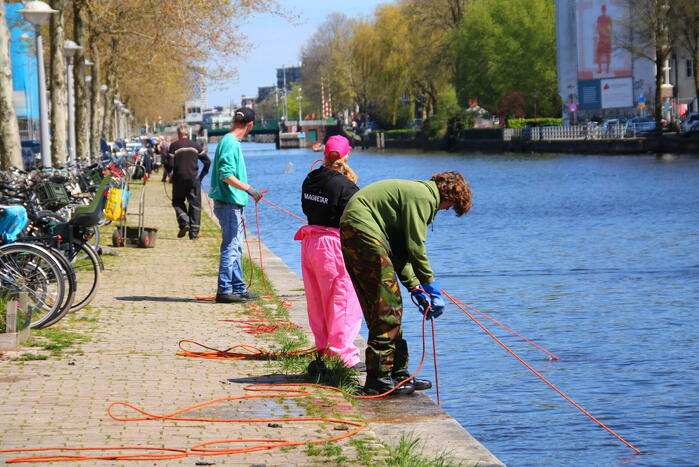 Tientallen magneetvissers halen oud ijzer op voor voedselbank