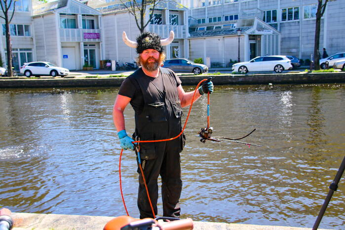 Tientallen magneetvissers halen oud ijzer op voor voedselbank