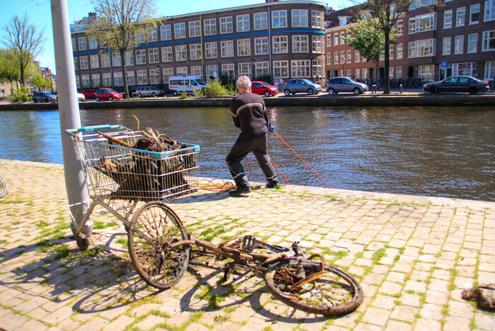 Tientallen magneetvissers halen oud ijzer op voor voedselbank