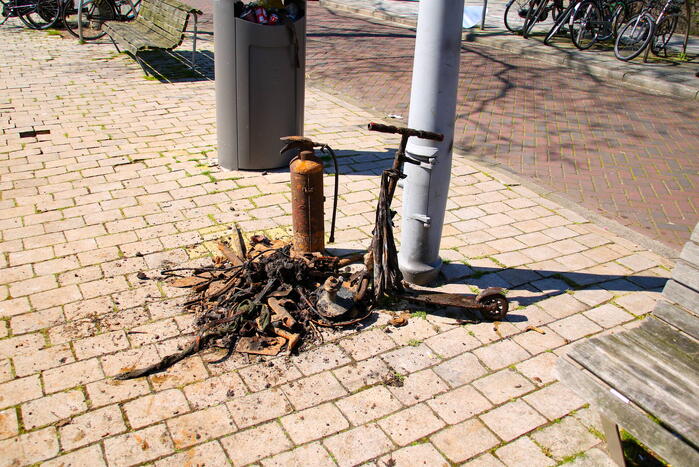Tientallen magneetvissers halen oud ijzer op voor voedselbank