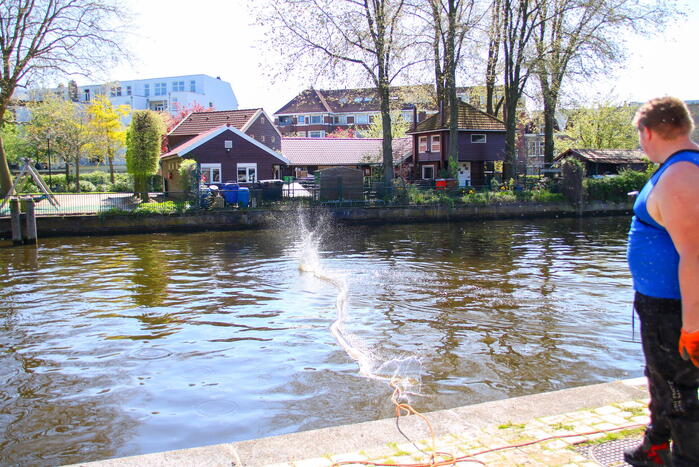 Tientallen magneetvissers halen oud ijzer op voor voedselbank