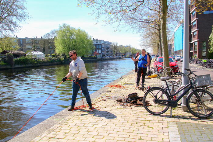 Tientallen magneetvissers halen oud ijzer op voor voedselbank