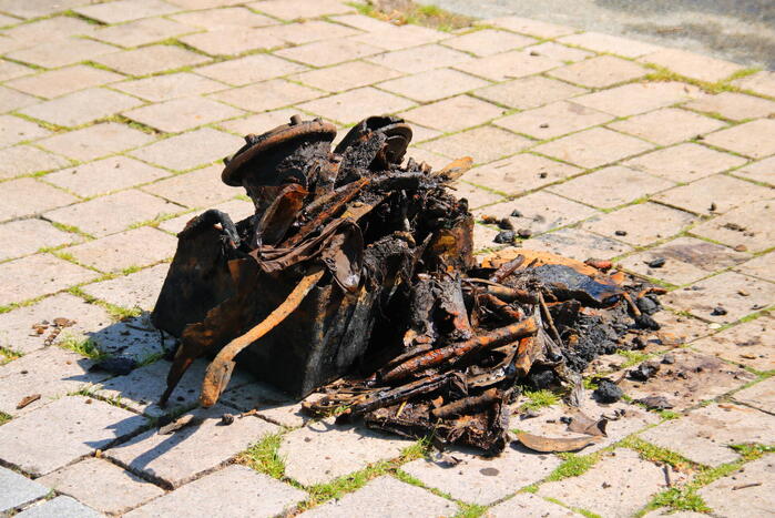 Tientallen magneetvissers halen oud ijzer op voor voedselbank