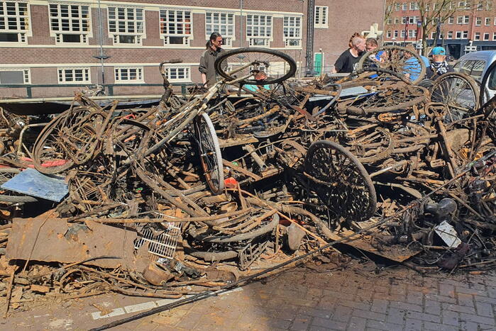Tientallen magneetvissers halen oud ijzer op voor voedselbank