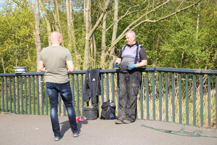 Magneetvissers vinden twee granaten in gracht