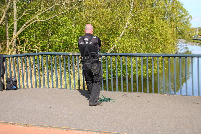 Magneetvissers vinden twee granaten in gracht