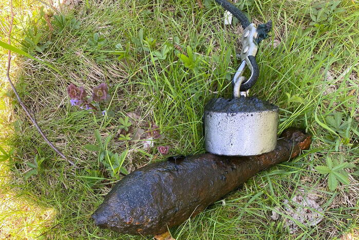 Magneetvissers vinden twee granaten in gracht