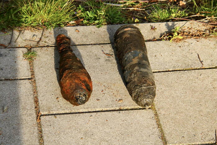 Magneetvissers vinden twee granaten in gracht