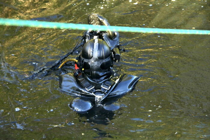 Magneetvissers vinden twee granaten in gracht