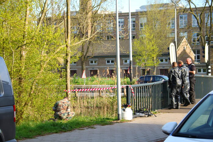 Magneetvissers vinden twee granaten in gracht