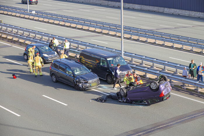 Auto belandt op de kop op snelweg