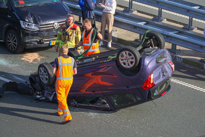 Auto belandt op de kop op snelweg