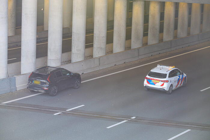 Auto belandt op de kop op snelweg
