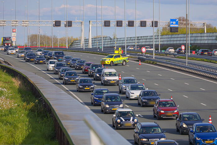 Auto belandt op de kop op snelweg