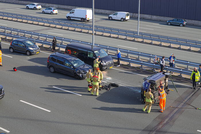 Auto belandt op de kop op snelweg