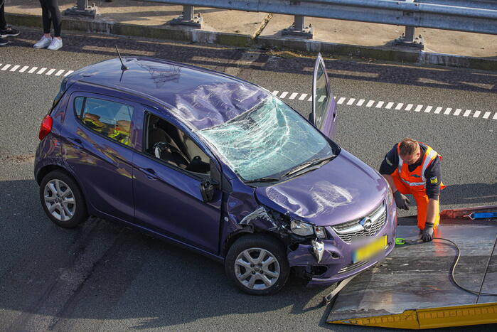 Auto belandt op de kop op snelweg