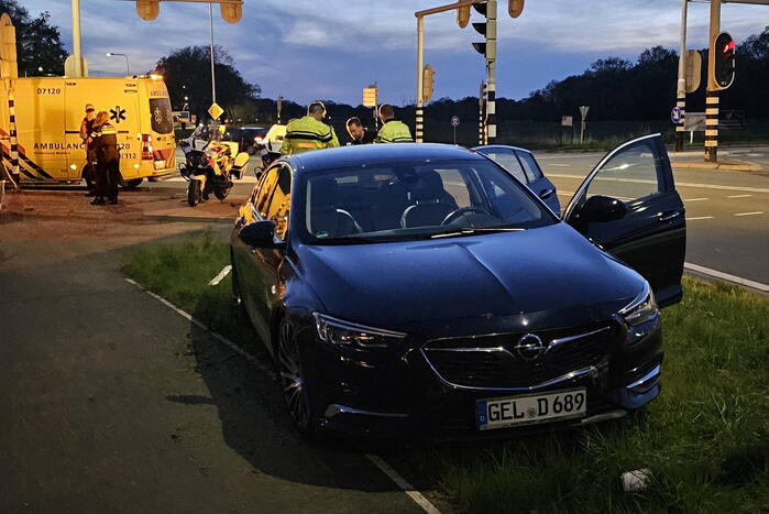 Bestuurder aangehouden na botsing met paal