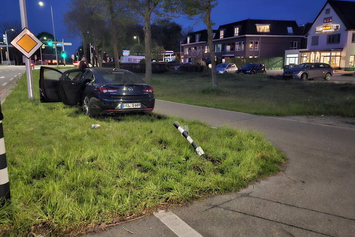 Bestuurder aangehouden na botsing met paal