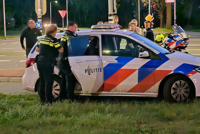 Bestuurder aangehouden na botsing met paal