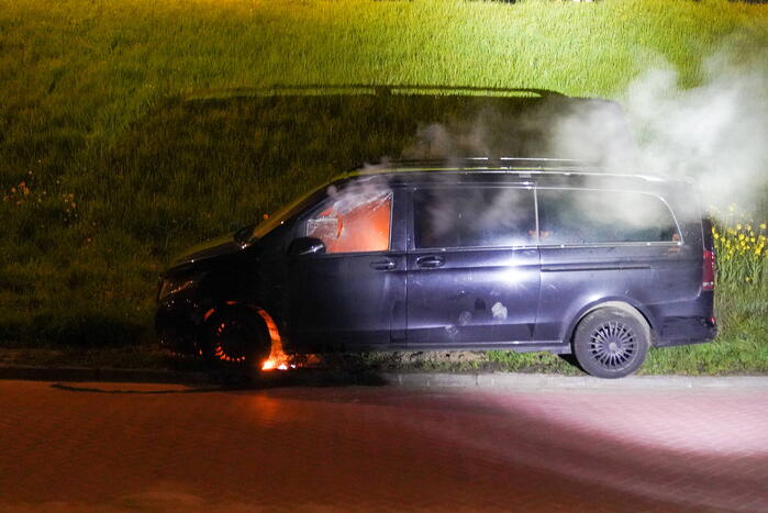 Bestelbus in brand gestoken