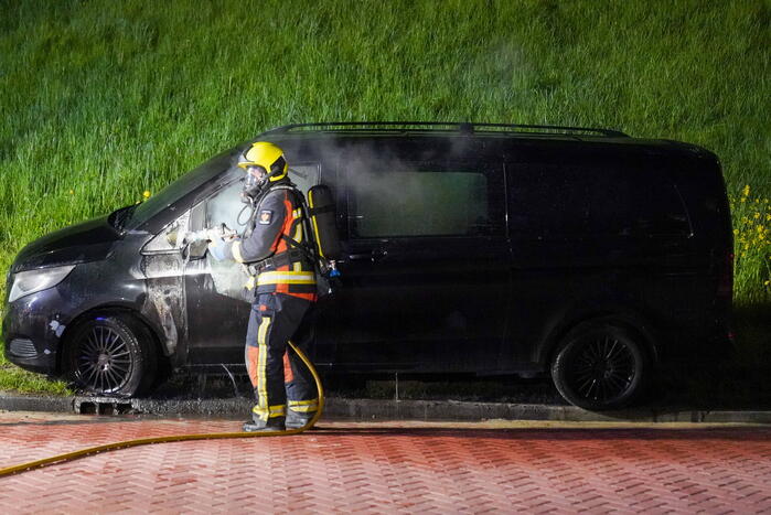Bestelbus in brand gestoken