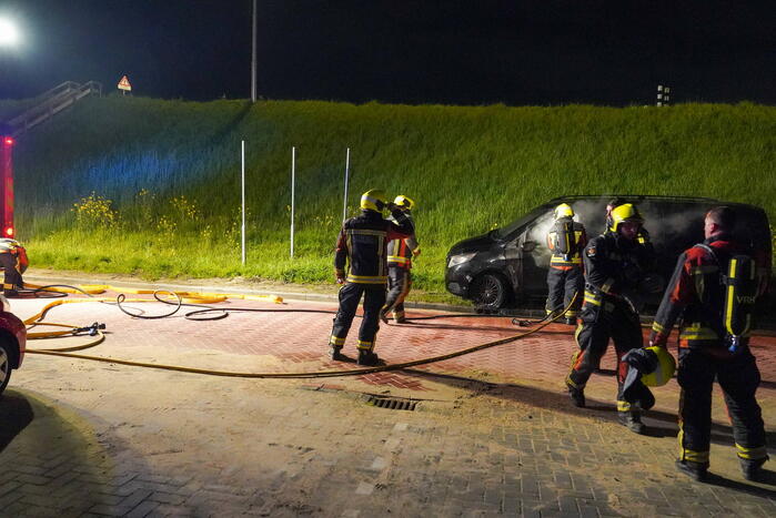 Bestelbus in brand gestoken