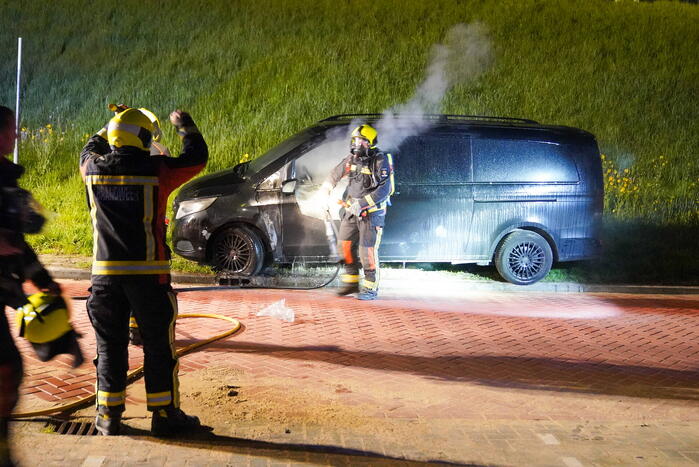 Bestelbus in brand gestoken