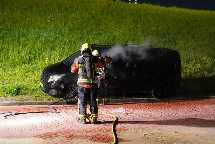 Bestelbus in brand gestoken