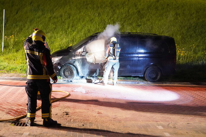 Bestelbus in brand gestoken