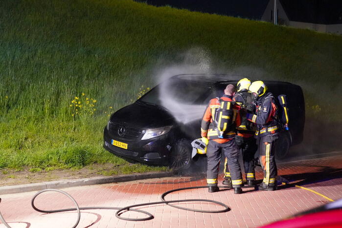 Bestelbus in brand gestoken