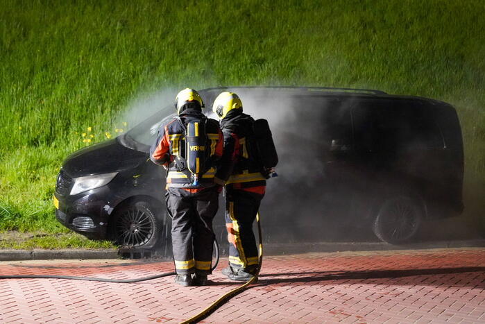 Bestelbus in brand gestoken