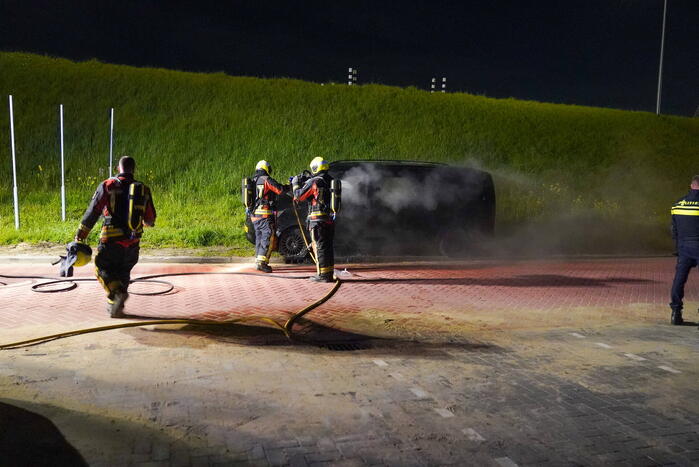 Bestelbus in brand gestoken
