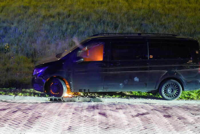 Bestelbus in brand gestoken