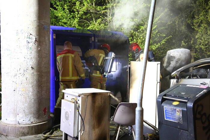 Auto en container in brand gestoken