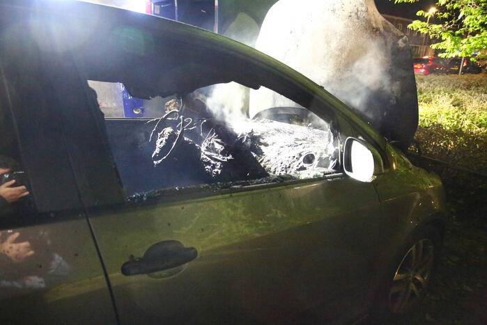 Auto en container in brand gestoken